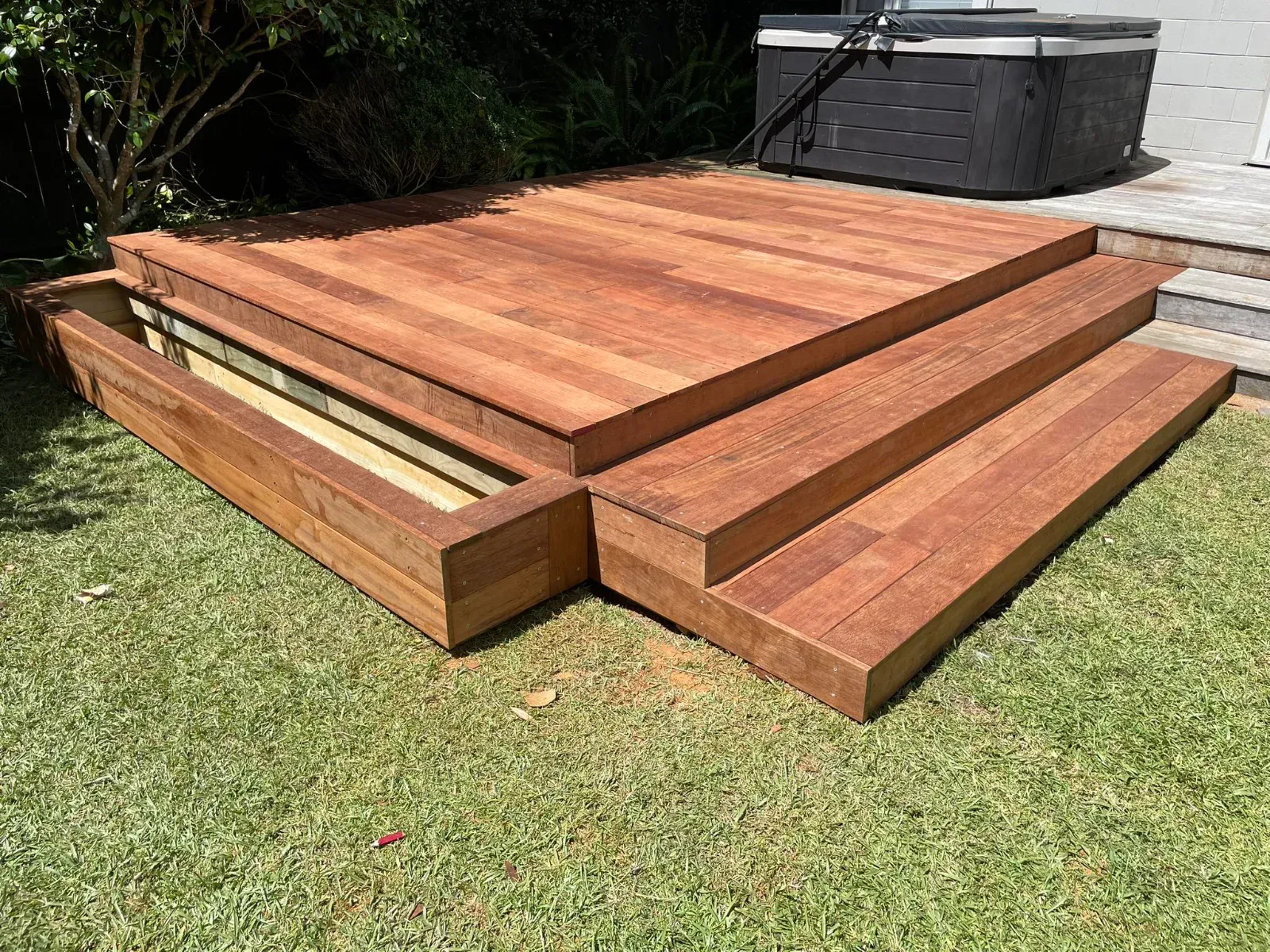 Kwila deck with wide steps down to the lawn, Auckland